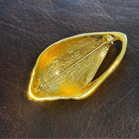 Trifari Cream and Gold Sea Shell Pin
Brooch circa 1980s - Picture 7 of 7